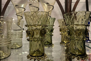 Historiska glas till försäljning i klosterbutik