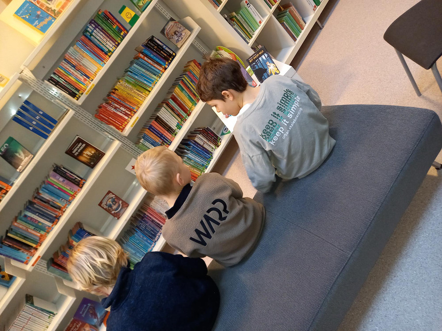barn i bibliotek
