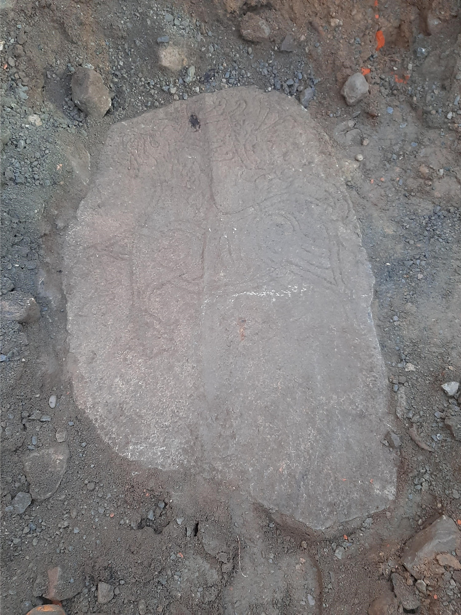 Bild på den funna stenen. Foto: Axel Krogh Hansen, Arkeologerna