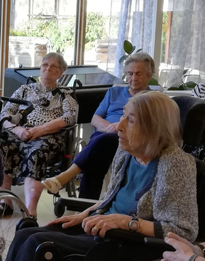 Tre äldre personer lyssnar på musik