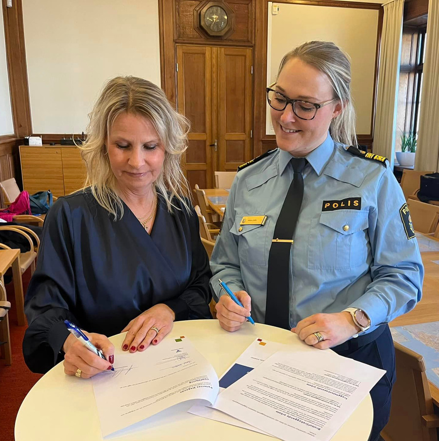 Paula Nilsson och Frida Lovén undertecknar överenskommelsen