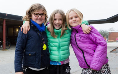 Tre glada elever på Västerportskolan
