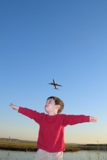 Pojke och flygplan. Bild: Woodleywonderworks, Flickr Creative Commons