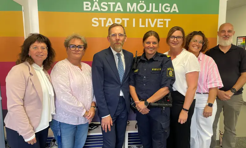 Gruppbild från socialministerns besök på Familjecentralen