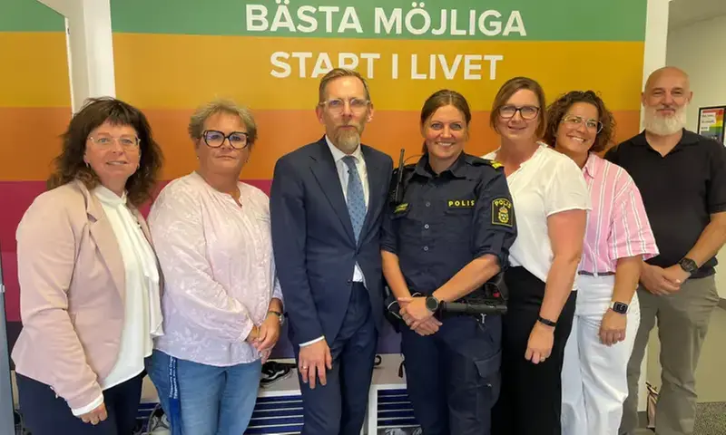Gruppbild från socialministerns besök på Familjecentralen