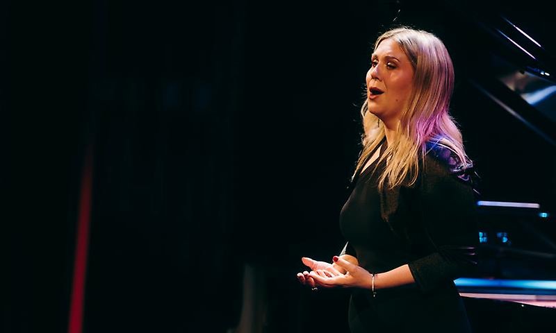Bilden visar förra årets kulturpristagare Christina Nilsson, som tog emot priset på Kultur- och Idrottsfesten på Ystads teater i november 2025.