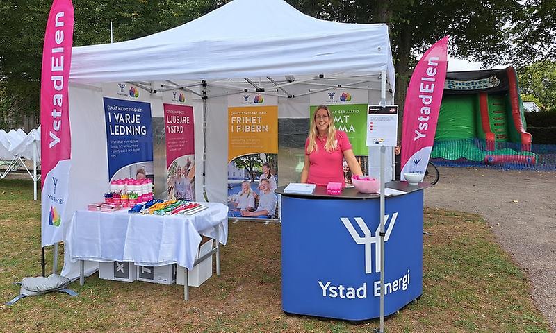 Lotte på Ystad Energi i YstadElen-tält under Stafettmaran